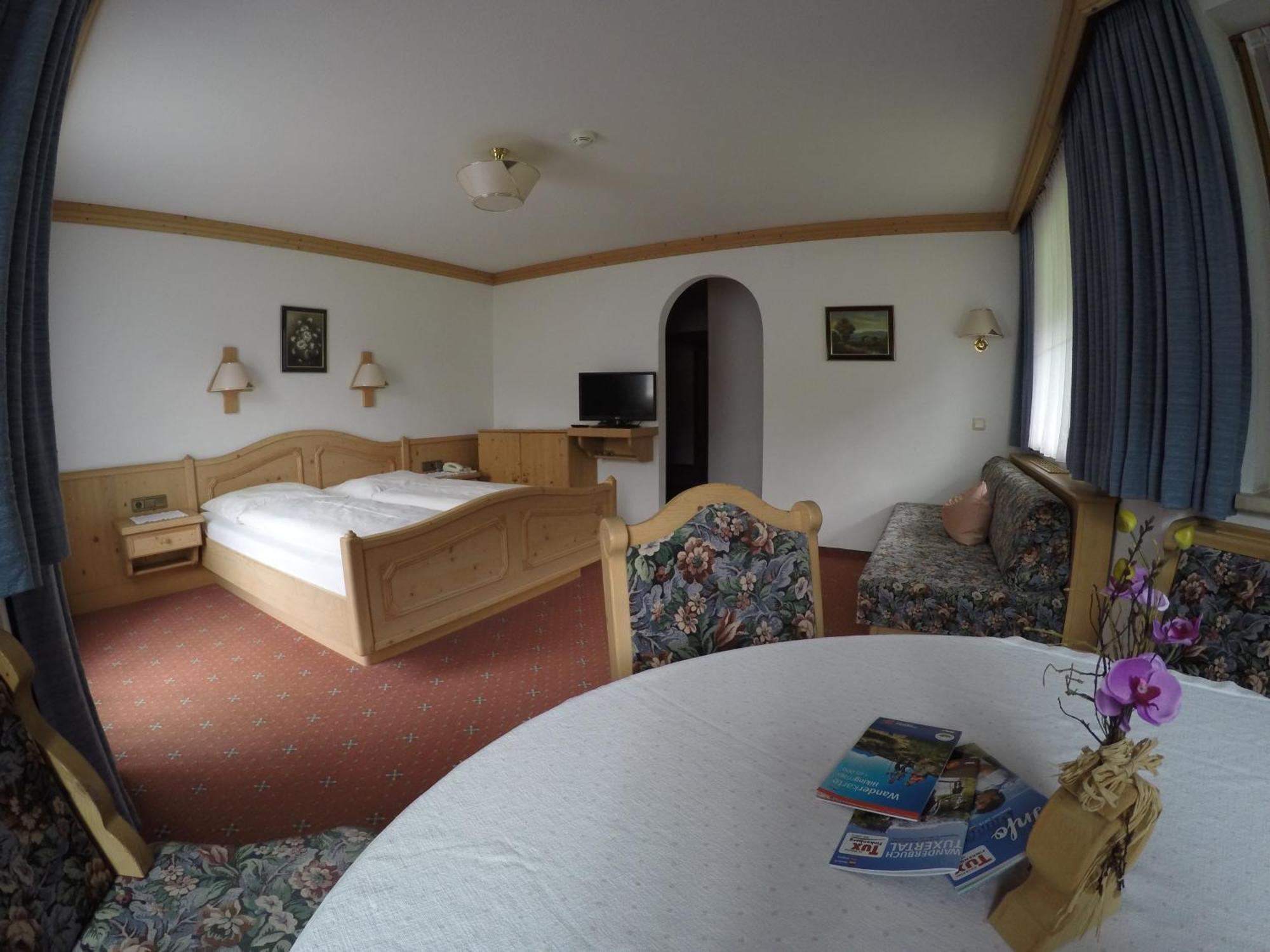 Gaestehaus Alpenland Tux Room photo