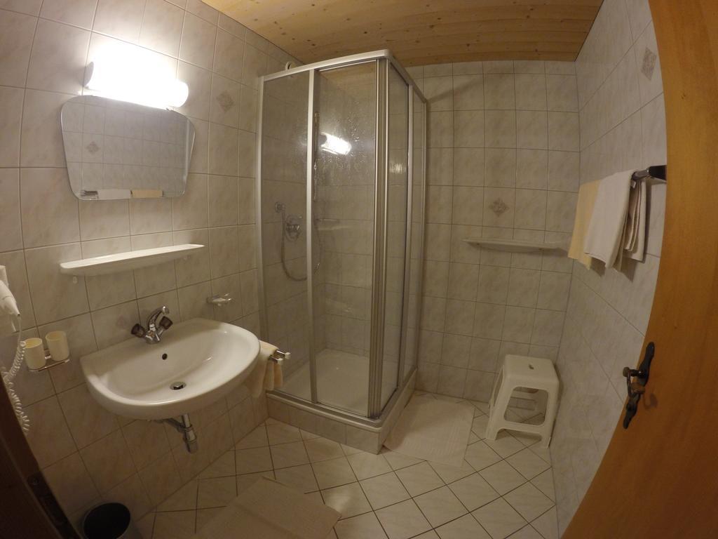 Gaestehaus Alpenland Tux Room photo